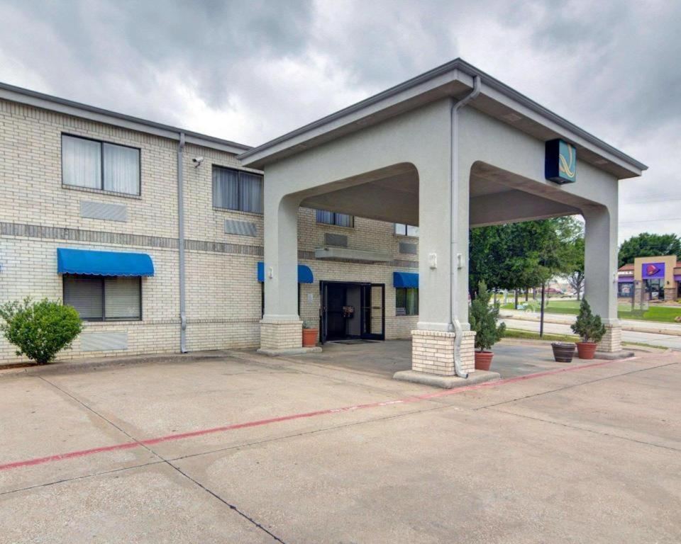 8 Smart Business Hotels Near Six Flags Over Texas Worth Booking