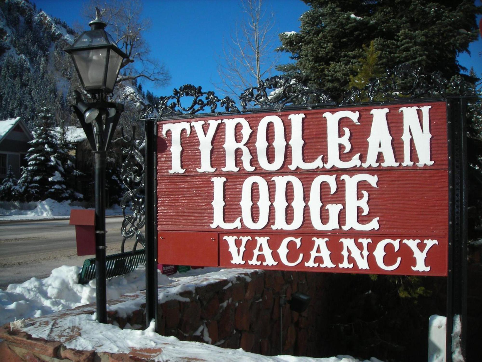 9 Top-Rated Airport Hotels Close to Ski School Magic Carpet