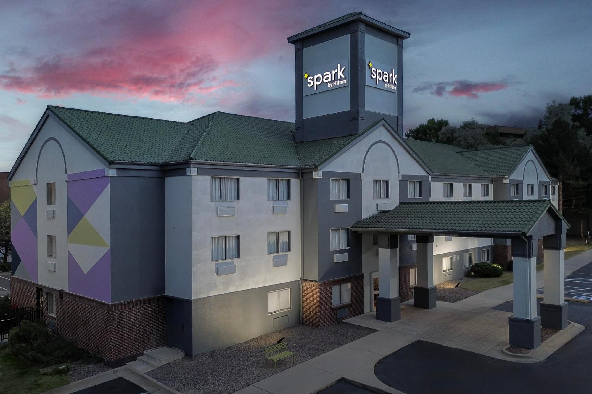 4 Smart Hotels Near Harvard Gulch Park Worth Booking