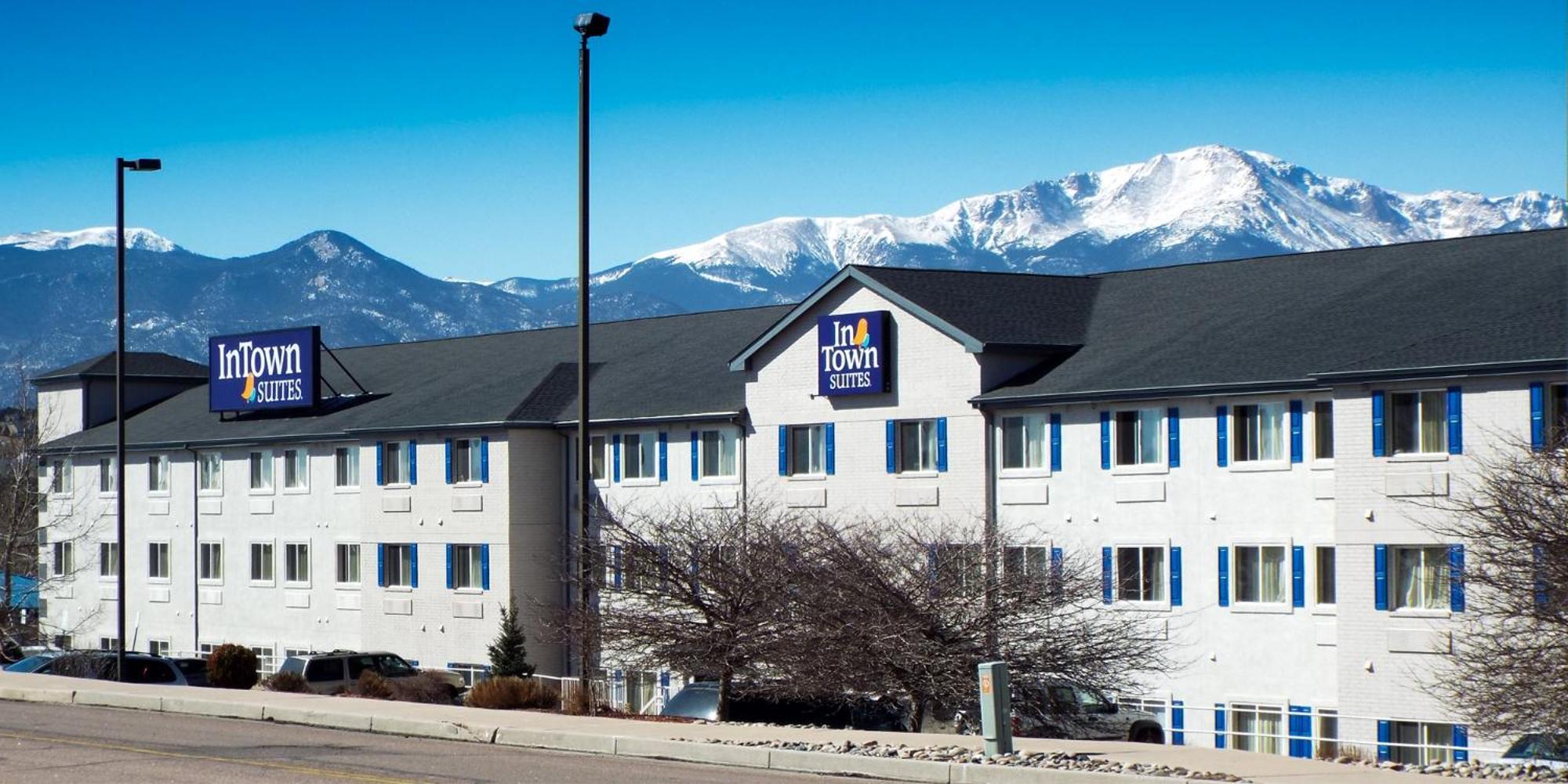 Staying Near Pro Rodeo Hall of Fame: 4 Budget Hotels Compared