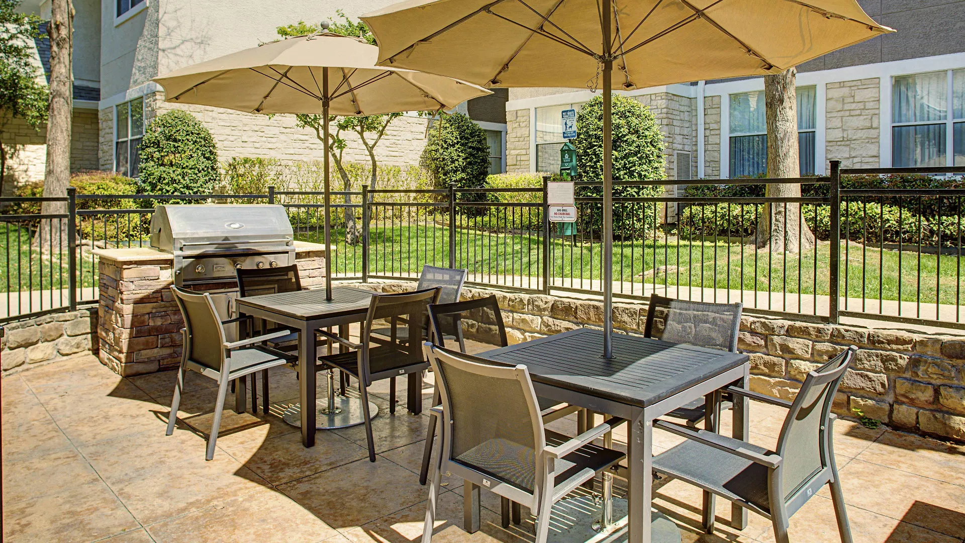 Staying Near Peter Pan Park: 4 Golf Hotels Compared
