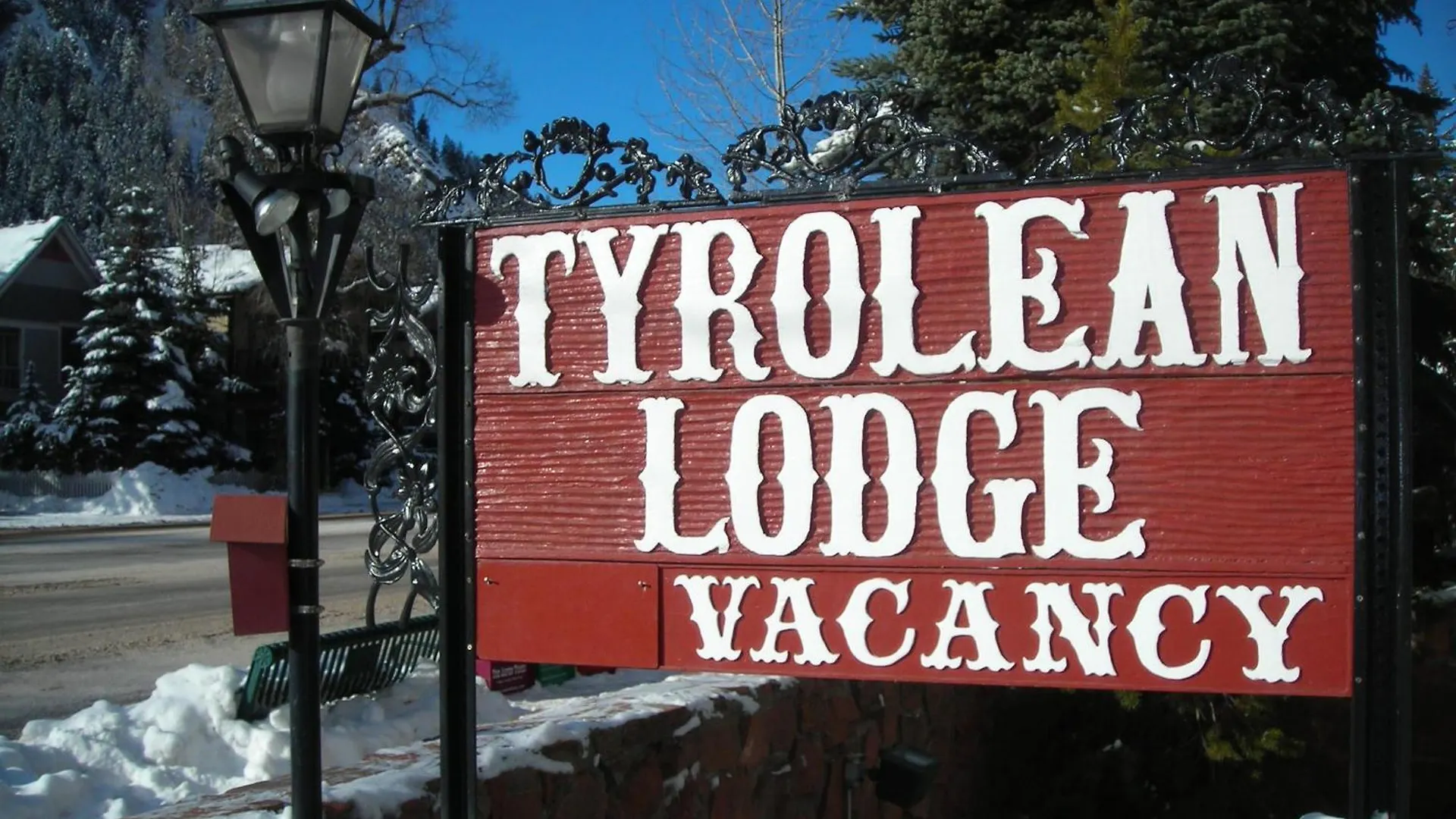 9 Top-Rated Airport Hotels Close to Ski School Magic Carpet