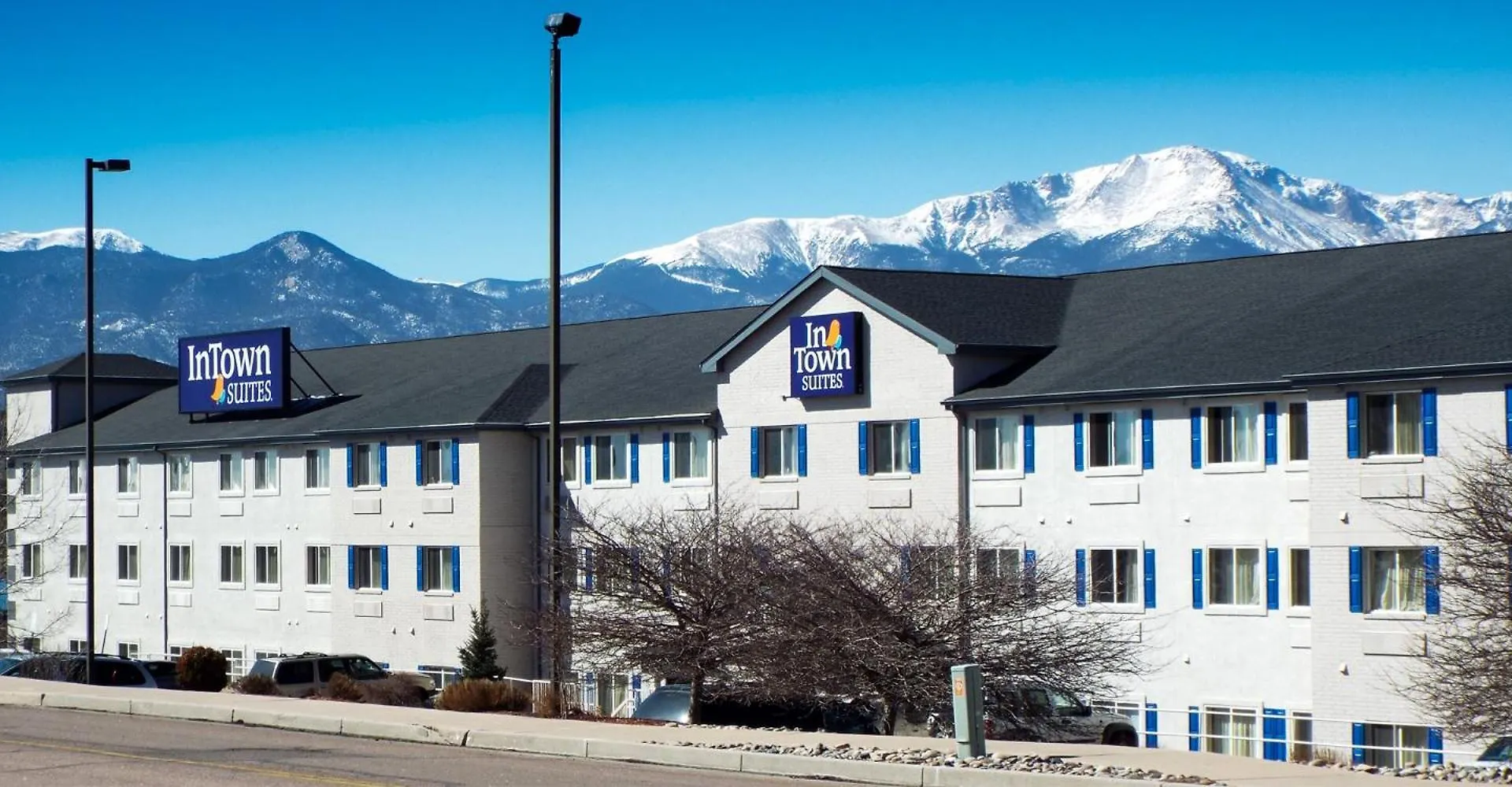 Staying Near Pro Rodeo Hall of Fame: 4 Budget Hotels Compared