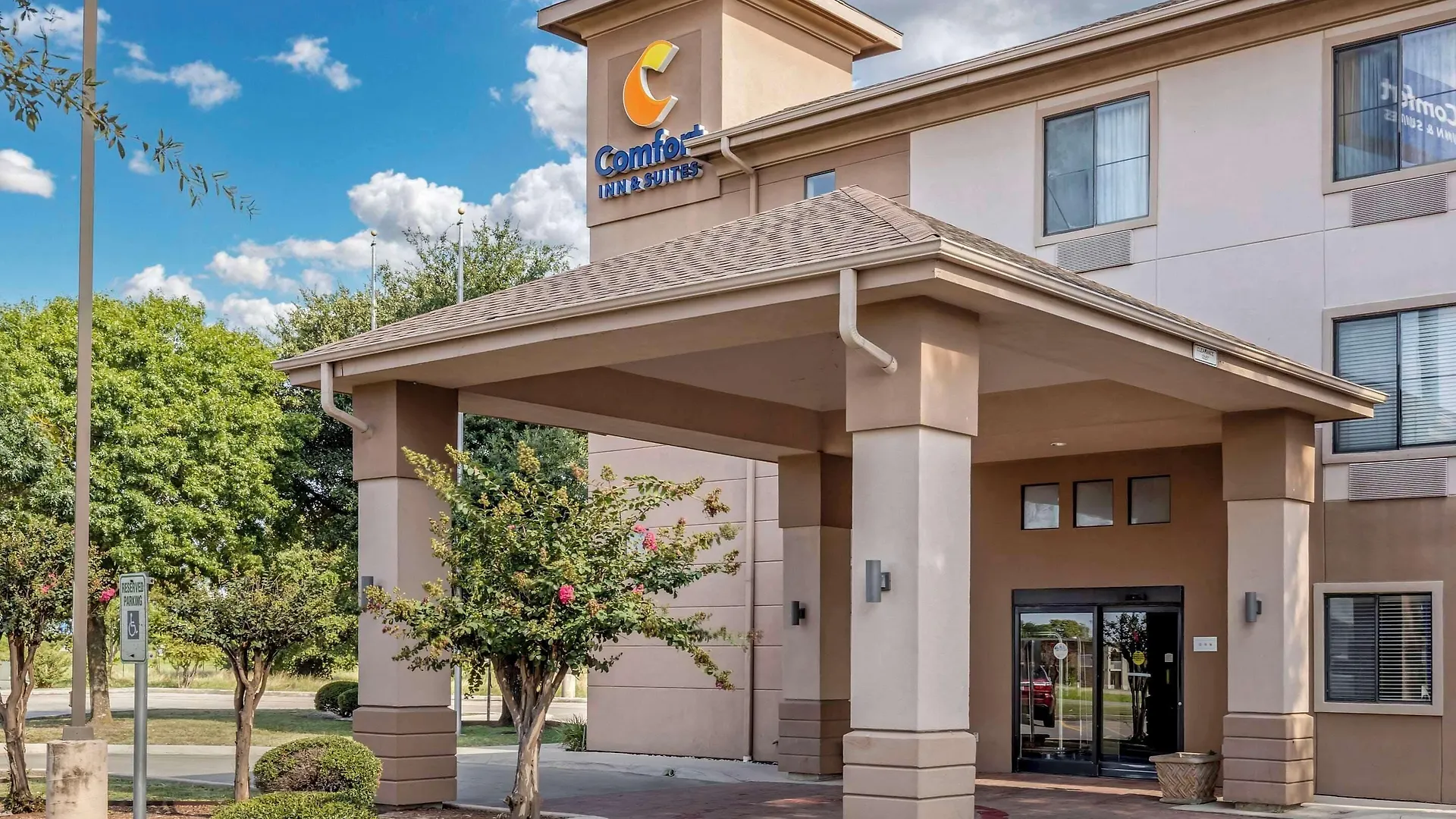 15 Business Hotels in Texas That Deliver for Work Trips