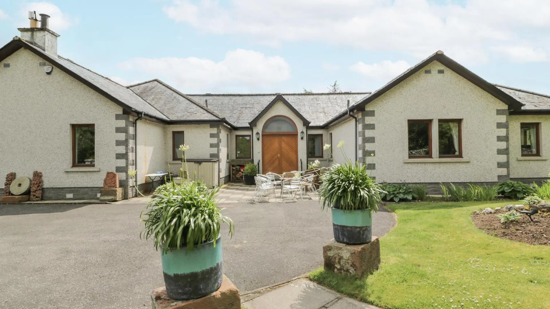 Staying Near Neidpath Castle: 4 Peebles Hotels Compared