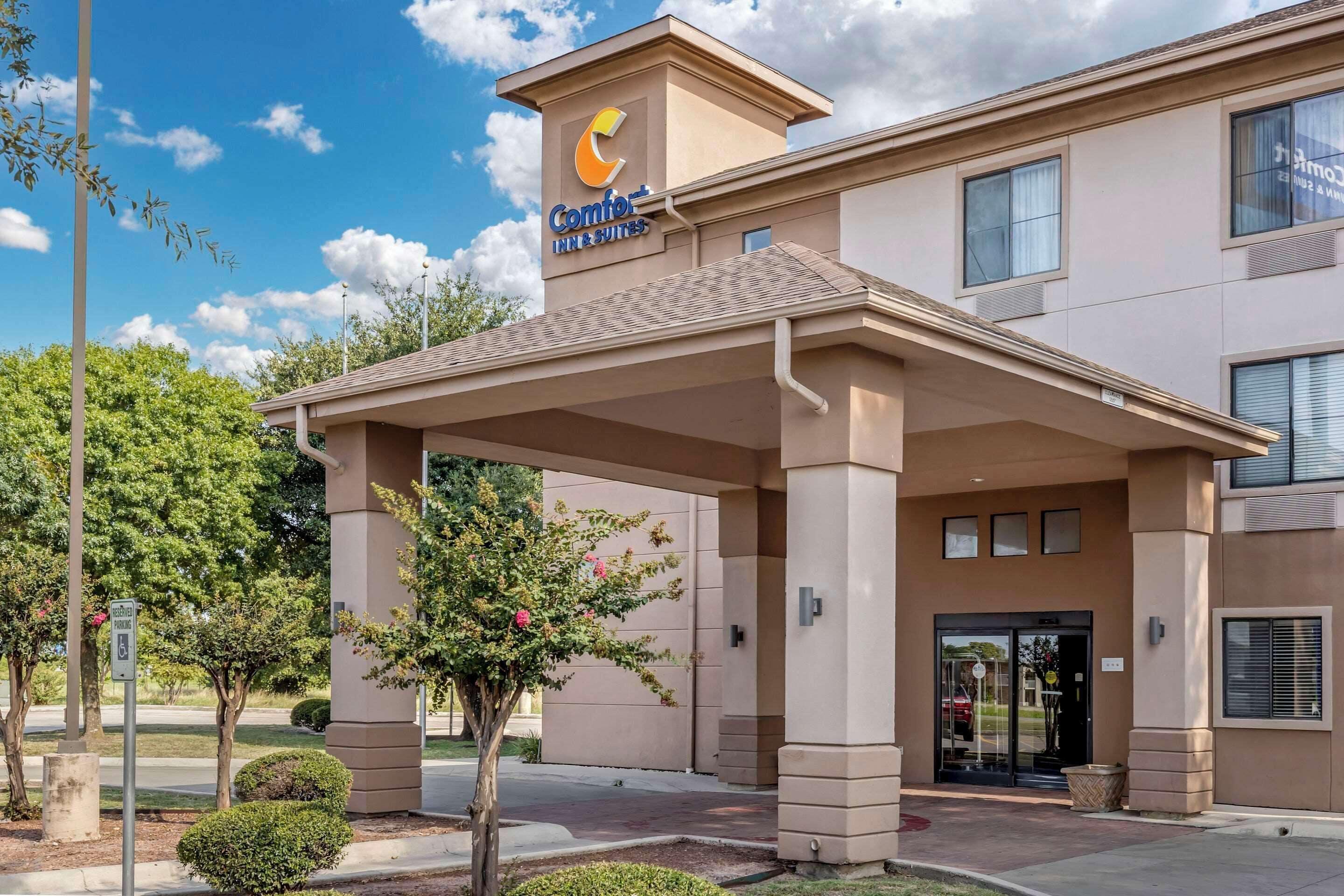 15 Business Hotels in Texas That Deliver for Work Trips