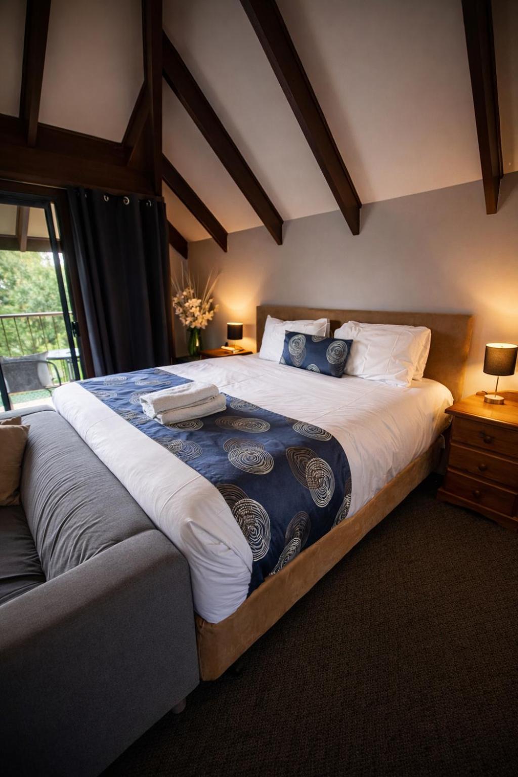 Staying Near Beerenberg Farm: 4 Couples Hotels Compared
