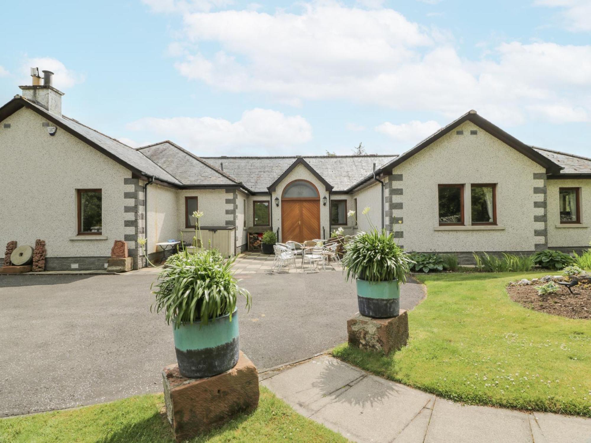 Staying Near Neidpath Castle: 4 Peebles Hotels Compared